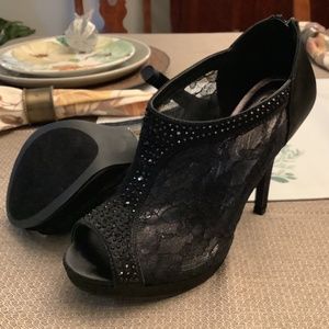 MichaelAngelo black lace peep toe pumps, size 7.5